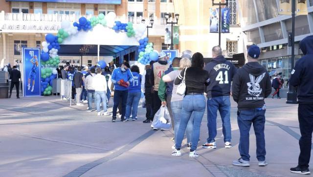 星空体育-【现场】亲临独行侠主场 见证诺天王球衣退役仪式